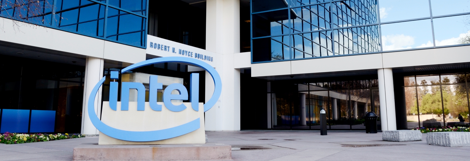 Intelの共同創業者ゴードン・ムーア氏、94歳で逝去。
