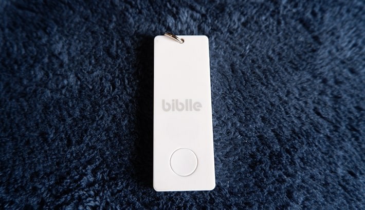 biblleの背面下部にはボタンが付いていて、長押しすると、スマートフォンからアラームが鳴ります。