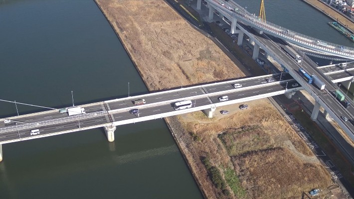 荒川河川上を飛行中に撮影した高速道路