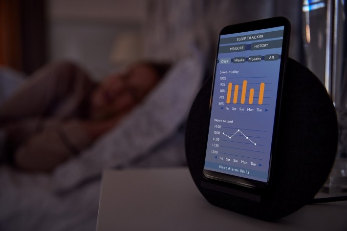 スマホを枕元に置いて睡眠データを記録