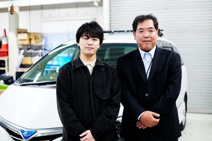 最近、ドライブデートとかしてないライター早川大輝（左）と、現在は研究のためタイに留学中で、気持ちも優しく穏やかな「タイマインド」になっているという大前学教授（右）。