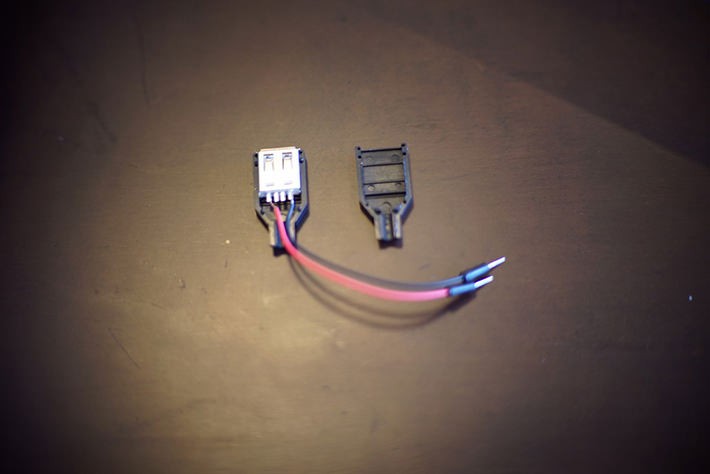 USBの端子に配線をはんだ付けして、これをGPIOタグに接続します