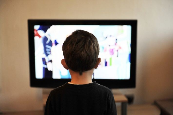テレビを視聴する子ども